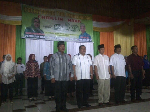 Ketua DPC Demokrat Batanghari Jasasila saat pengukuhan tim sukses Camelia-Amin